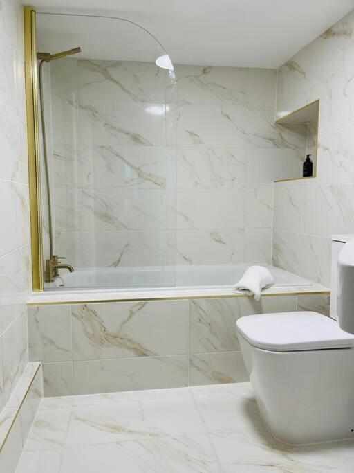Chelston Grange Near The With Private Garden & Parking Appartamento Torquay