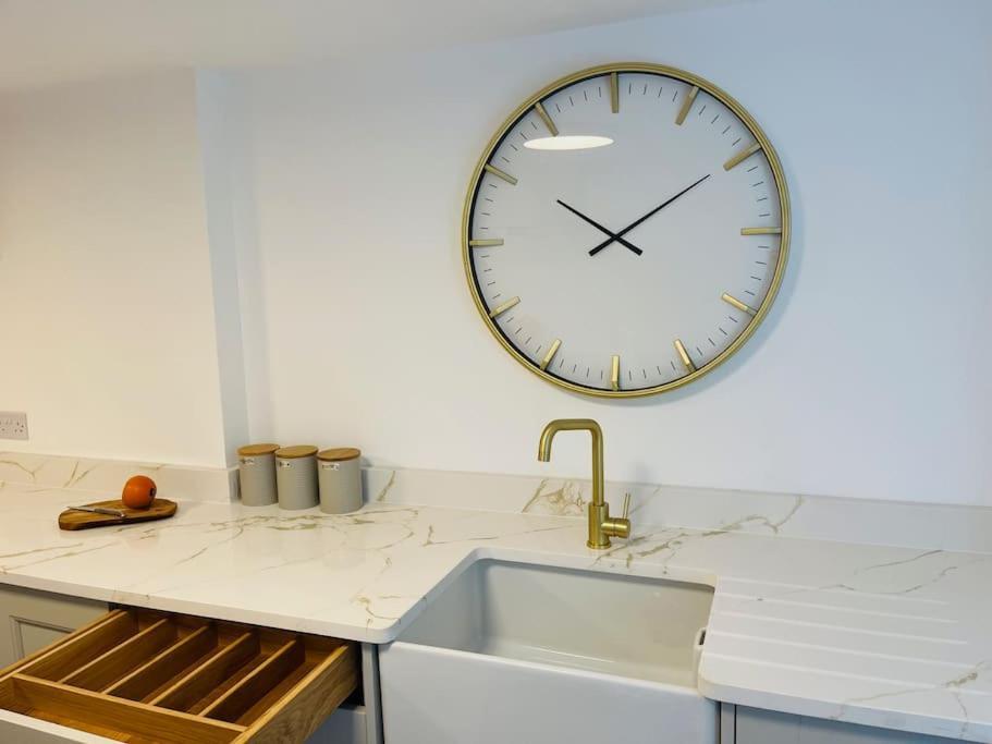 Apartment Chelston Grange Near The With Private Garden & Parking Torquay